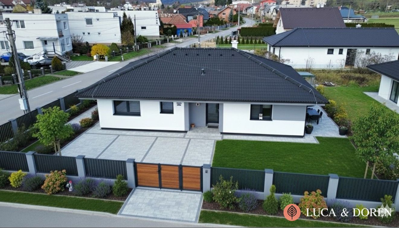 3698870360_6abca5da81ef0 LUCA & DOREN | Na predaj | 4-izbový bungalov | Mikušovce | 100m² | S nadštandardným vybavením – Obrázok 1