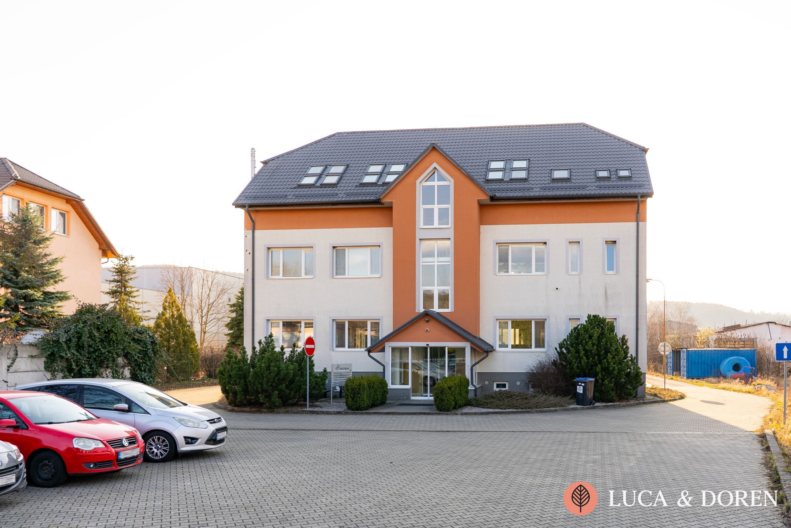 3873351694_6abbc247885c9 LUCA & DOREN | Na prenájom | kancelársky priestor | Toska- ZN | 150m² | kompletná rekonštrukcia – Obrázok 1