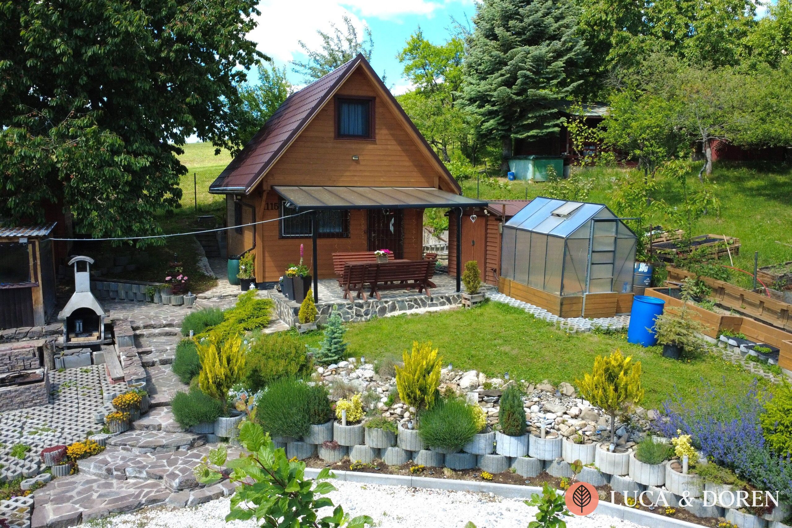 4103597921_6abbc3aeceacd LUCA & DOREN | Na predaj | Romantická chata | Lednické Rovne | 54 m² | Na pozemku 459 m² s nádherným výhľadom – Obrázok 1