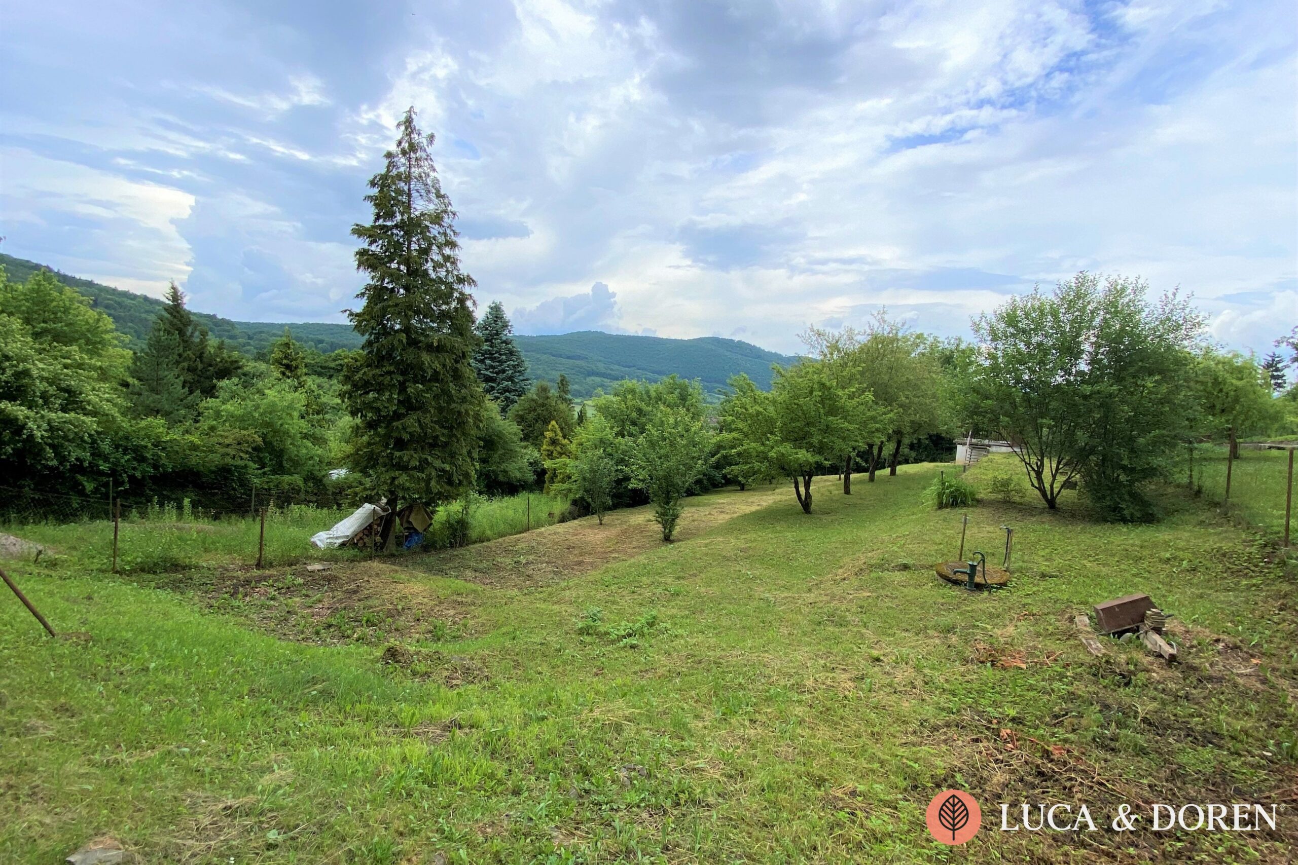 1761956743_6abbc2c012860 LUCA & DOREN | Na predaj | Stavebný pozemok | 1393 m² | 99 €/ m² | Trenčianske Teplice – Obrázok 1