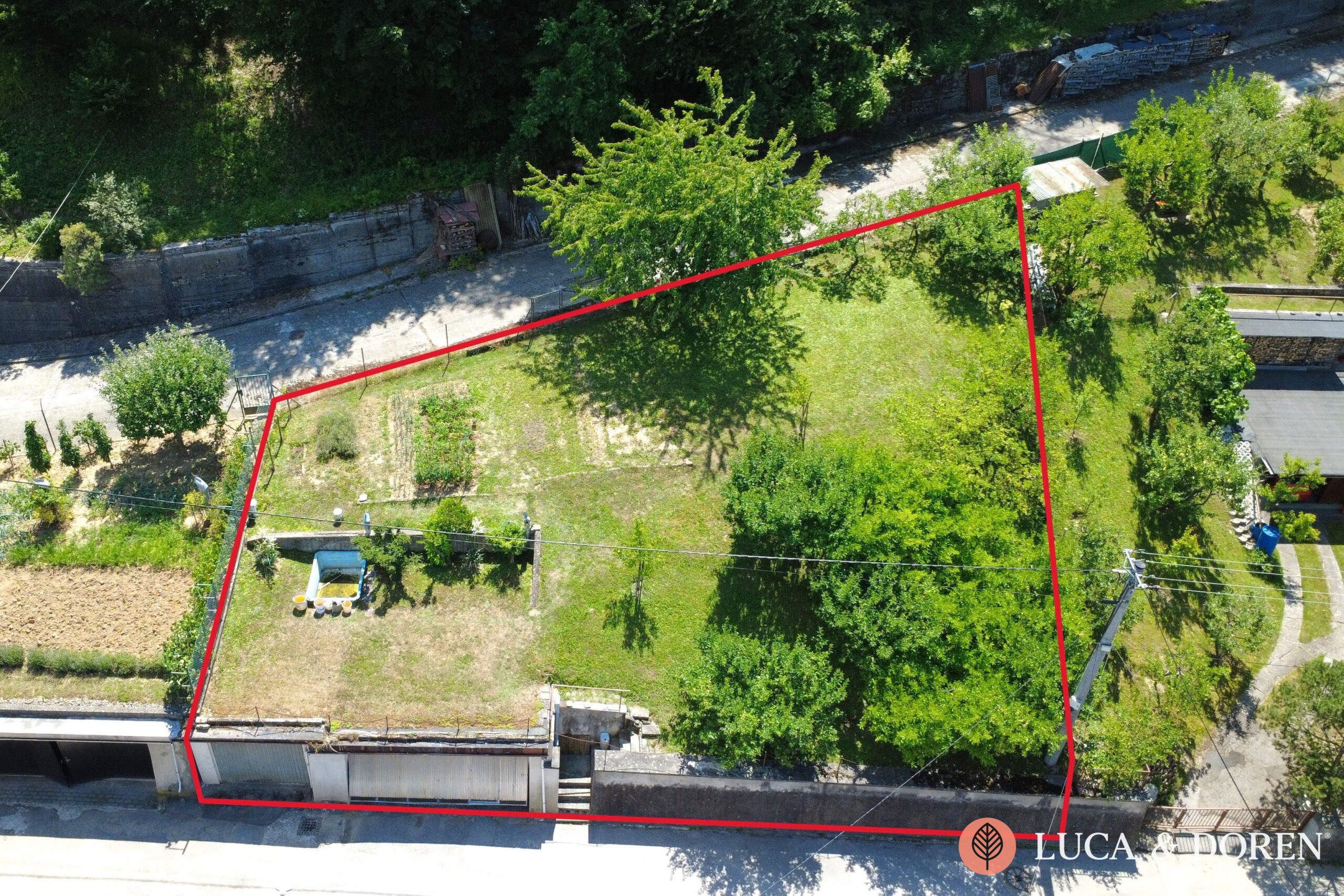 2780316233_6ab4c2b7d5310 Na predaj | Stavebný pozemok s garážami | Trenčianske Teplice | 412 m² – Obrázok 1