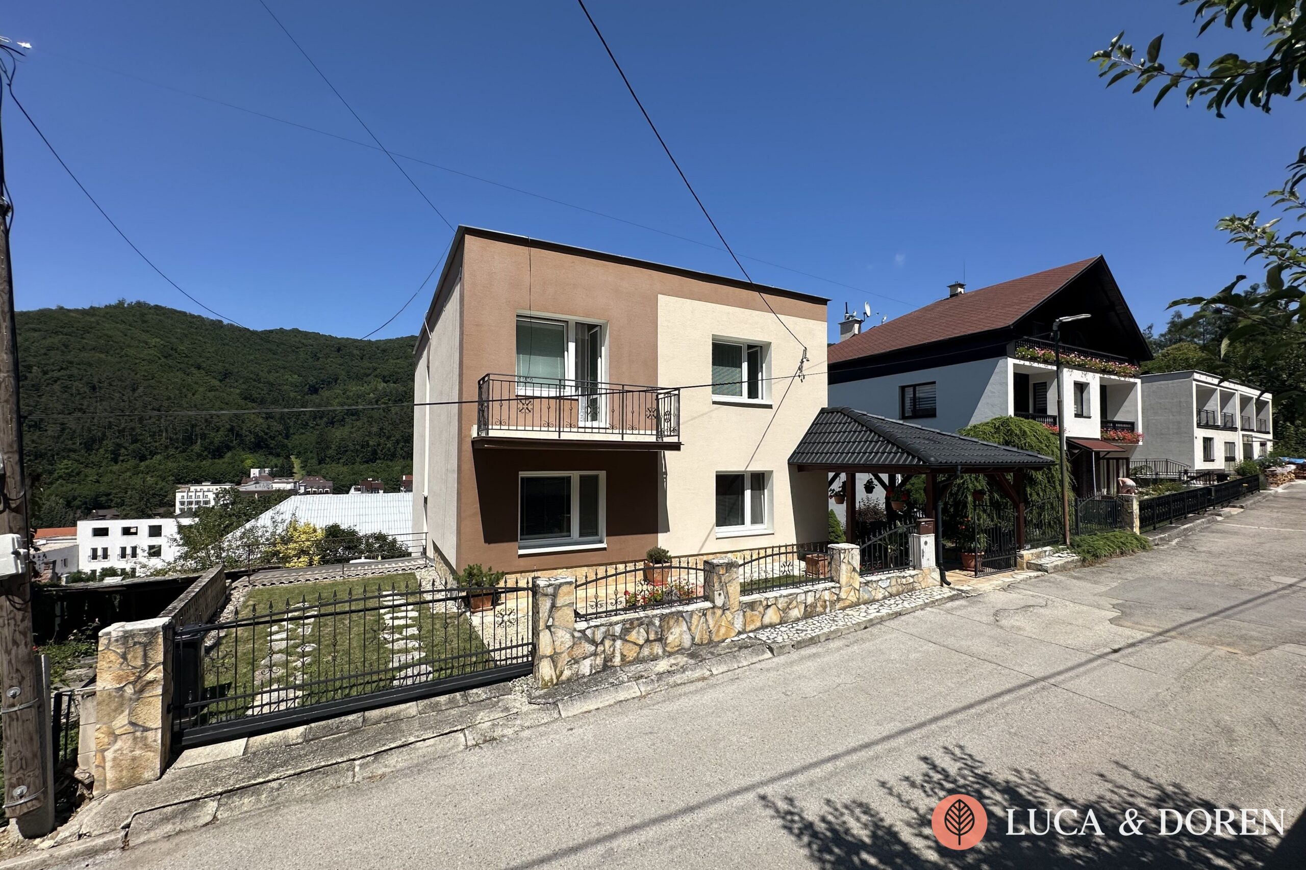3441390730_6a59d0d848a2e Veľký rodinný dom | nad kúpeľným námestím | Trenčianske Teplice – Obrázok 1