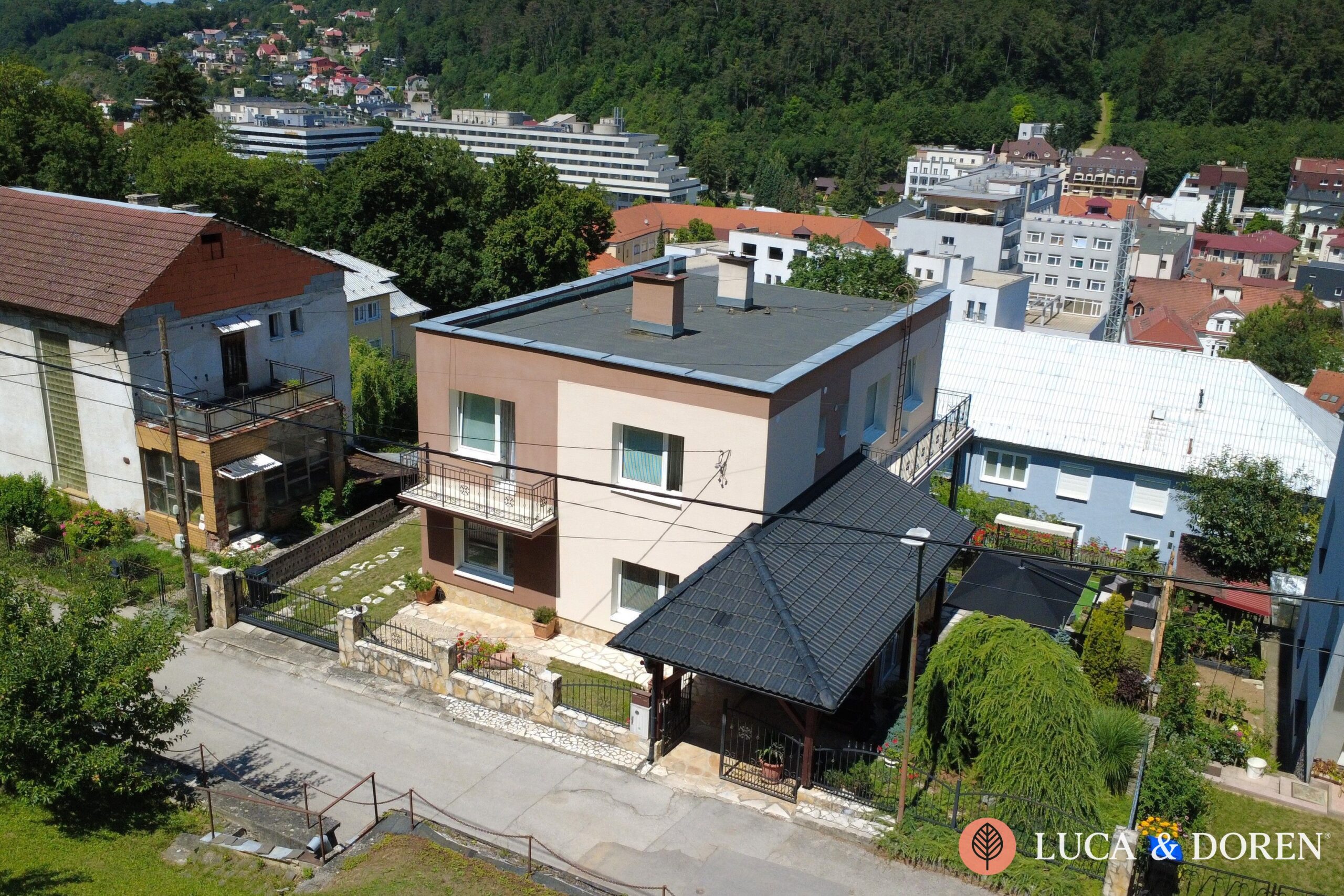 3441390730_6ab3d0d7be033 Na predaj | Rodinný dom | 3 podlažia | Trenčianske Teplice | Nad kúpeľným námestím – Obrázok 1