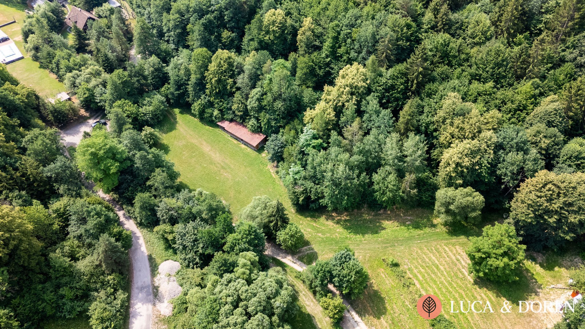 1738557825_6a8408972dad2 Na predaj | Pozemok 5 699 m² | Malé Košecké Podhradie | S projektom rodinného domu – Obrázok 1