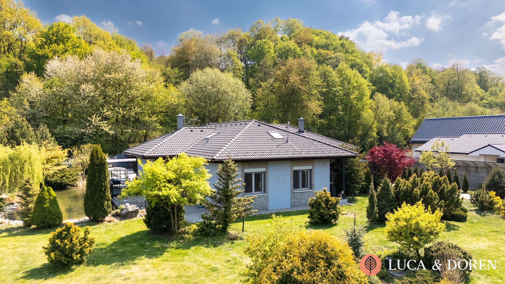 2240546339_6a8590b000b2c REZERVOVANÉ | 4-izbová luxusná rezidencia | Púchov – Nosice | 187 m² | wellness a súkromné jazero – Obrázok 1