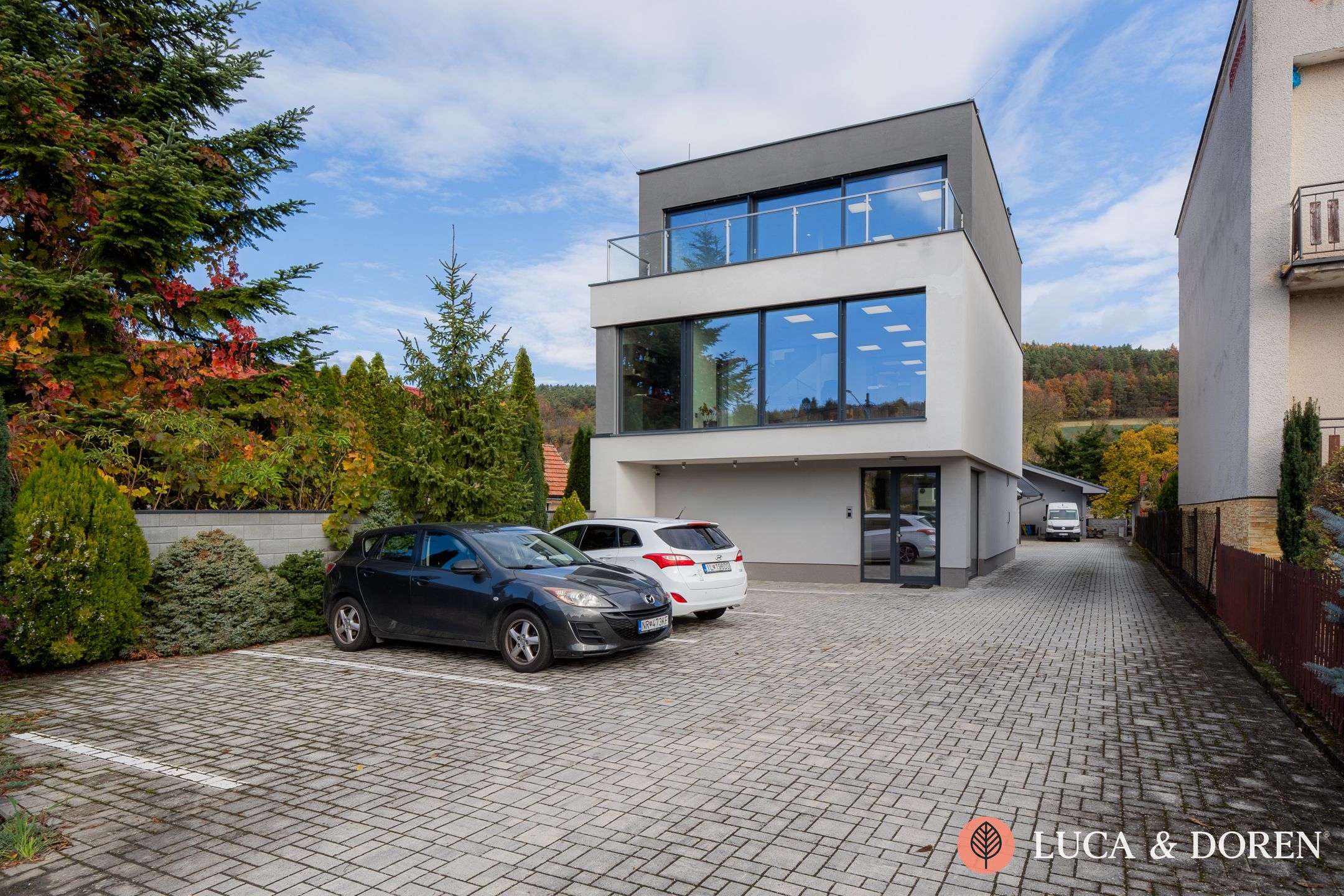 3059288950_6ae3031ac85fb LUCA & DOREN | Na prenájom | Administratívna budova | Tuchyňa | 303, 84 m² | Kompletne zariadená – Obrázok 1