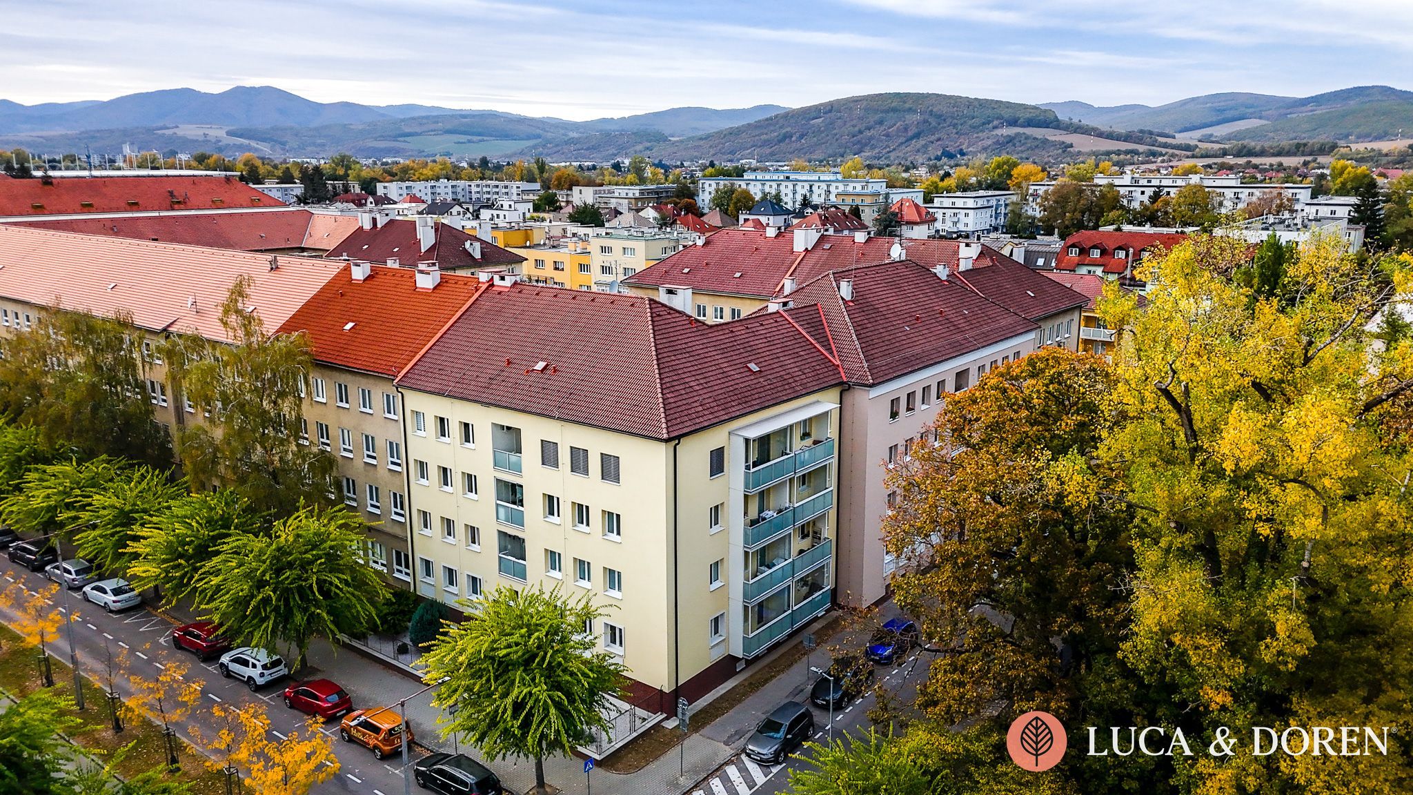 3834265008_6adb63ee71d38 LUCA & DOREN | Na predaj | Veľký 2 izbový byt | 76m² | Trenčín – Martina Rázusa | Pôvodný stav – Obrázok 1